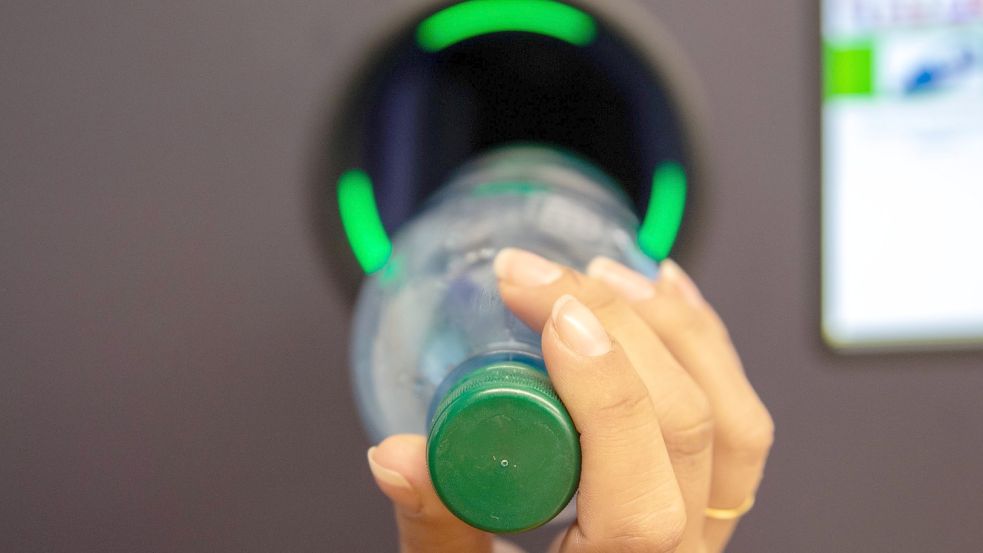 Pfand ab 2022: Ab kommenden Jahr wird die Pfandpflicht bei Einwegflaschen aus Plastik ausgeweitet. Foto: imago images/Michael Eichhammer