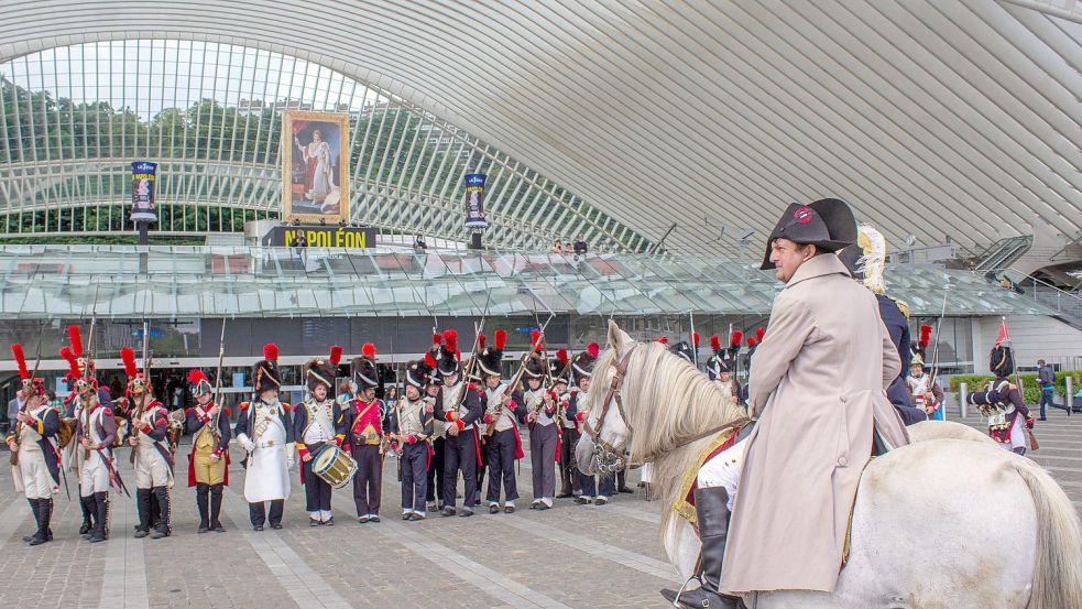 Napoleon und seine Soldaten - auch verantwortlich für das deutsche Wort „Fisimatenten“? Im Bild: Nachstellung einer historischen Szene im belgischen Bahnhof Liège-Guillemins teil. Foto: Thomas Michiels/dpa Foto: Thomas Michiels