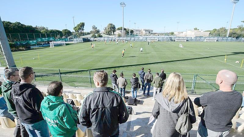 Das Trainingslager von Werder Bremen findet nun doch in Deutschland statt. Foto: Thomas Eisenhuth/picture alliance/dpa/Archivbild