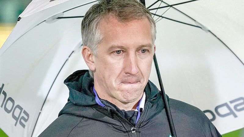 Bremens Sportdirektor Frank Baumann sagte das Trainingslager kurzfristig ab. Foto: Axel Heimken/dpa/Archivbild