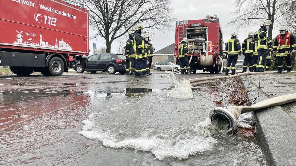 Die Feuerwehr musste Wasser abpumpen. Foto: Hellmers