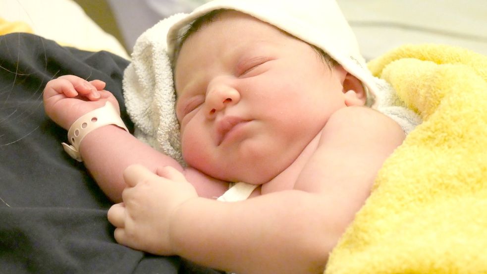 Neujahrsbaby Liyana Gashi aus Südbrookmerland war das erste Baby, das im Landkreis Aurich im Jahr 2022 auf die Welt kam. Foto: Trägergesellschaft UEK