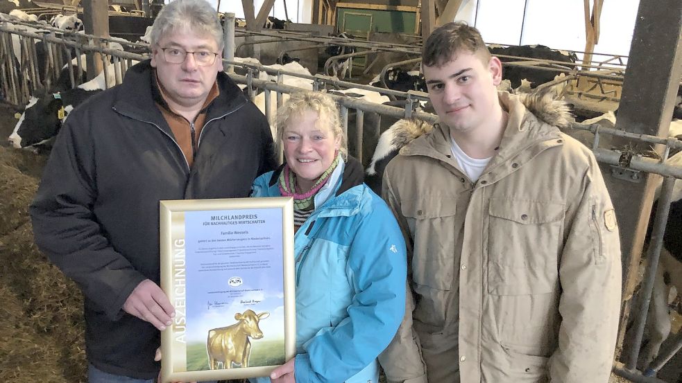 Die Landwirtsfamilie mit (von links) Heino Wübben, seiner Frau Else-Karin Wessels und Sohn Arndt Fokko Wessels aus Coldemüntje in der Gemeinde Westoverledingen freut sich, dass der Hof zu den besten elf Milchviehbetrieben Niedersachsens gehört.