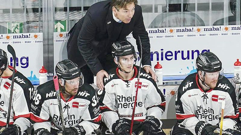 Kölns Trainer Uwe Krupp verlor sein 500. Spiel als Coach in der DEL. Foto: Uwe Anspach/dpa