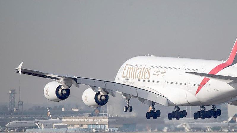 Ein Airbus A-380 von Emirates im Landeanflug auf den Frankfurter Flughafen. Foto: Boris Roessler/dpa