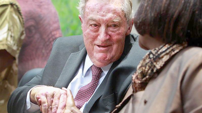 Richard Leakey (l.), Vorsitzender des Kuratoriums des Kenya Wildlife Service (KWS), und Judi Wakhungu (r.), damals kenianische Ministerin für Umwelt und natürliche Ressourcen im September 2015. Foto: Daniel Irungu/EPA/dpa