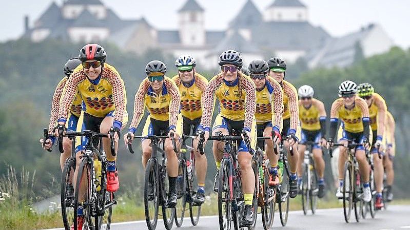 Mit einer Tour von Chemnitz nach Prag (hier vor der Augustusburg) werben Radsportler im September 2021 für die Kulturhauptstadt 2025 und das Projekt „European Peace Ride“. Foto: Hendrik Schmidt/dpa-Zentralbild/dpa