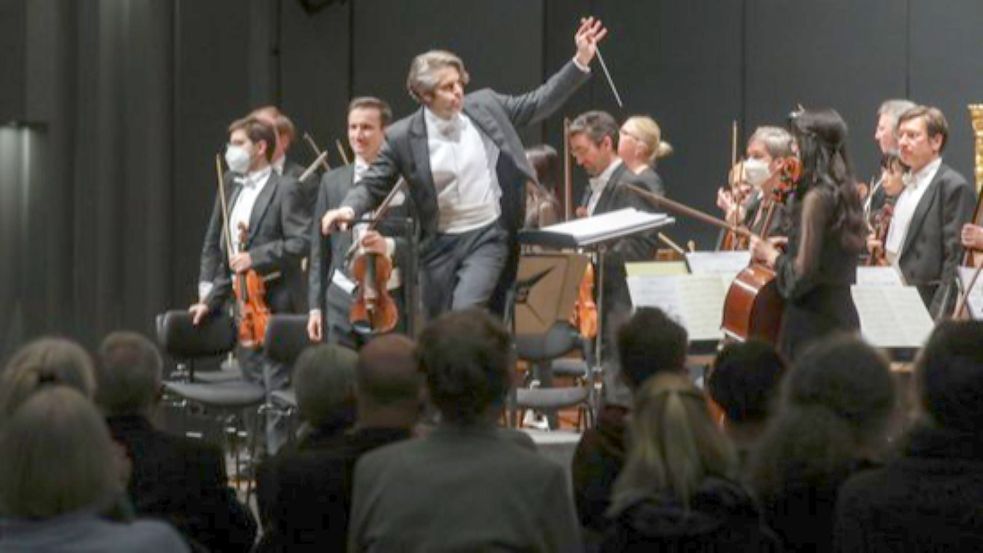 Begeistert gerade mit toller Form: Das Osnabrücker Symphonieorchester mit Andreas Hotz. Foto: Jörn Martens