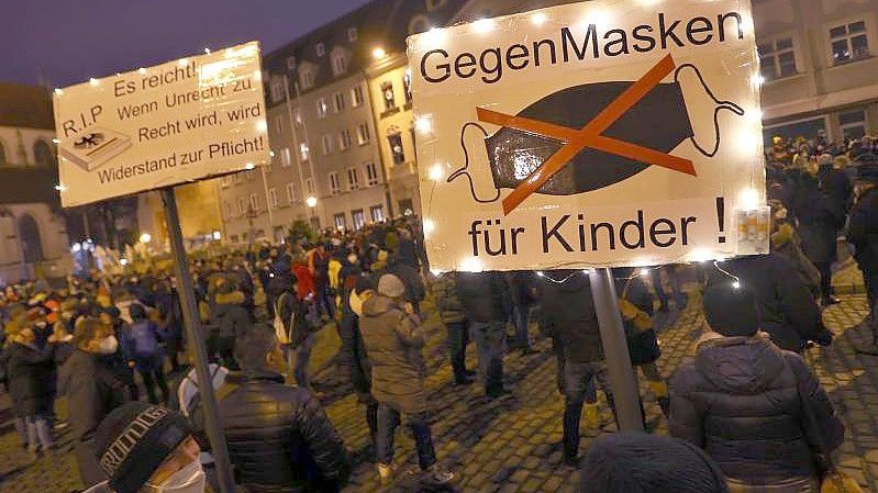 Überall in Deutschland wird - wie hier in Augsburg - immer wieder gegen die Corona-Maßnahmen der Bundesregierung protestiert. Foto: Karl-Josef Hildenbrand/dpa/Symbolbild
