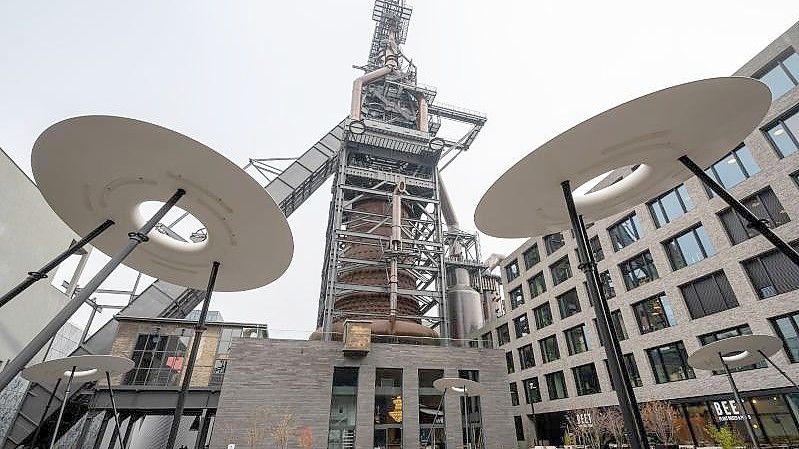 Ehemalige Industrieanlagen treffen in Esch auf moderne Bauten. Foto: Harald Tittel/dpa