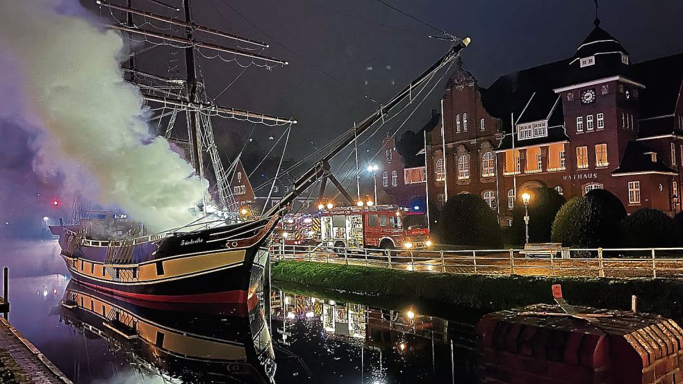 Eine Feuer hatte vor einem Jahr das Museumsschiff „Friederike von Papenburg“ vor dem Rathaus in Papenburg stark beswchädigt. Fotos: Schade/Archiv/Grafiken: Papenburg Marketing GmbH