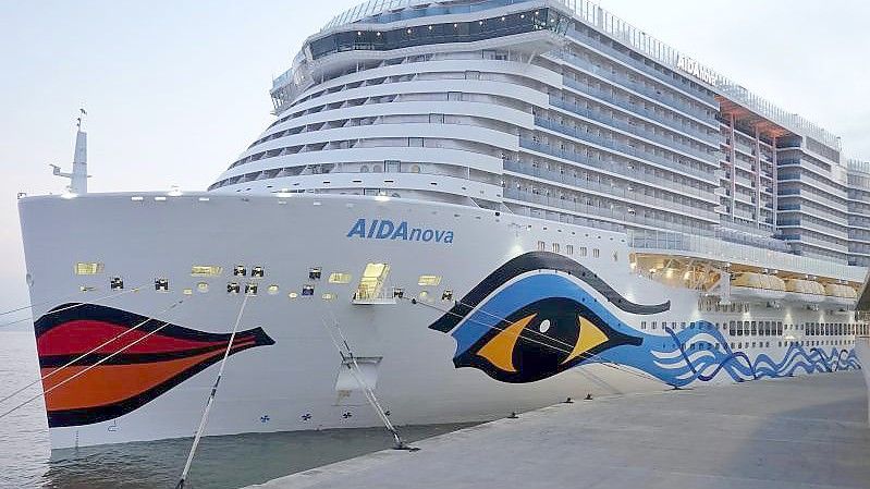 Die „Aida Nova“ im Kreuzfahrtterminal am Hafen von Lissabon. Foto: Soeren Stache/dpa-Zentralbild/dpa
