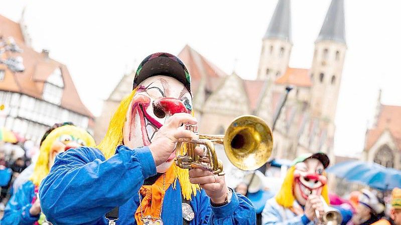 Der „Schoduvel“ gilt als größter Karnevalsumzug in Norddeutschland. Foto: Moritz Frankenberg/dpa/Archivbild