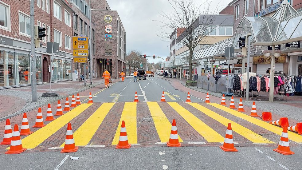 Die Zebrastreifen auf der Neutorstraße wurden neu gezogen, die Bodenschwellen schon entfernt. Ab Mittwoch gilt eine andere Fahrtrichtung. Foto: Hanssen