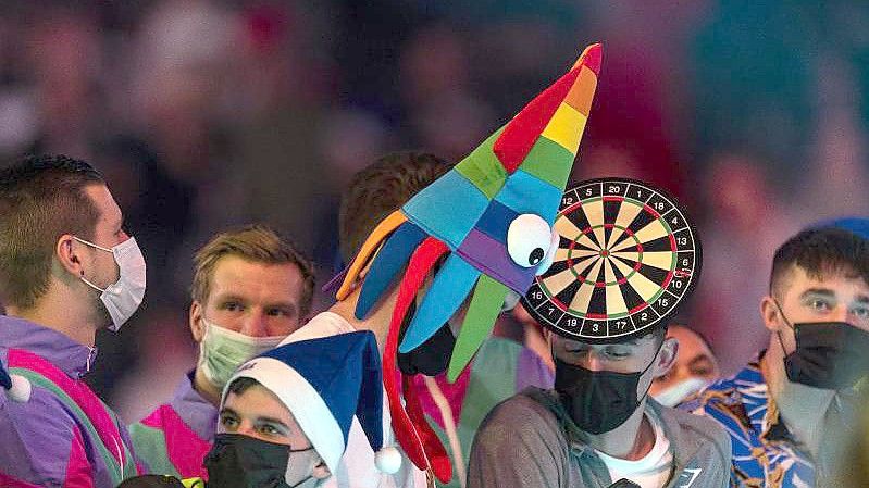 Das Corona-Chaos bei der Darts-WM tat der Feierfreude der Fans im Alexandra Palace keinen Abbruch. Foto: Steven Paston/PA Wire/dpa