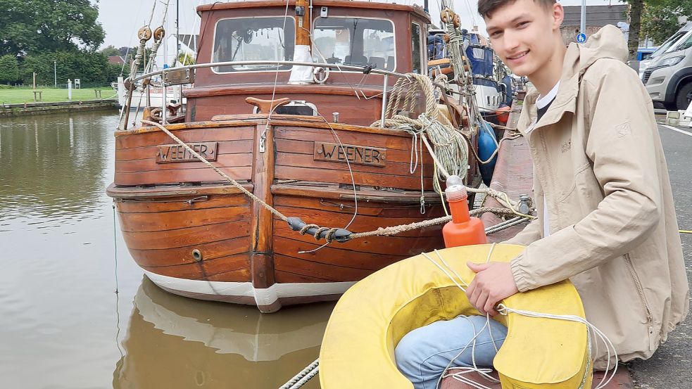 Tom Tietze (17) zeigt Anfang September den Rettungsring, der ihm geholfen hat, den Oberkörper des bewusstlosen Mannes über Wasser zu halten. Foto: Gettkowski/Archiv