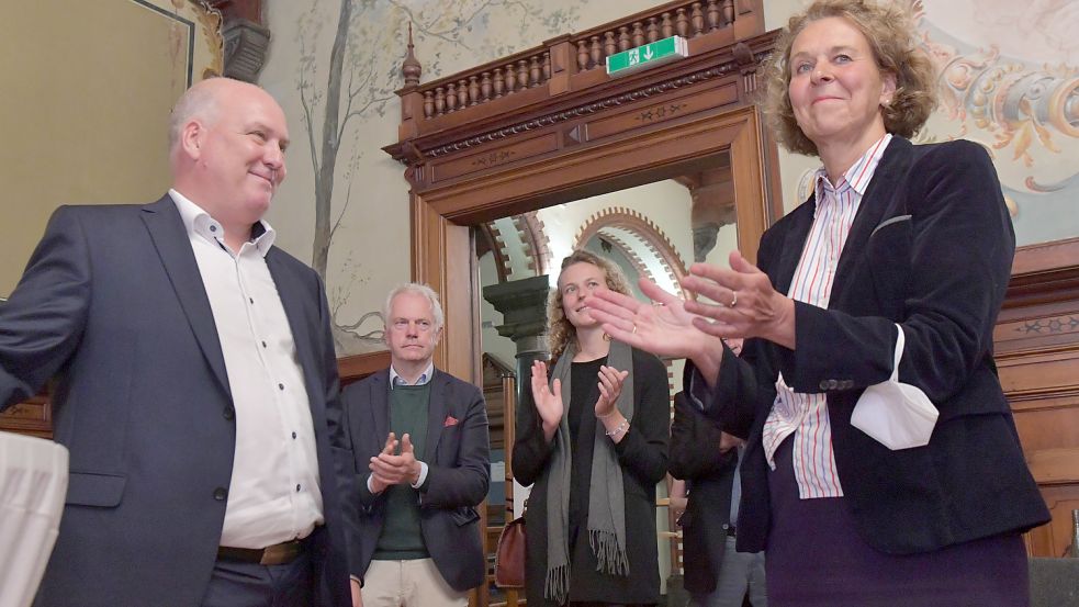 Herausforderer Claus-Peter Horst (links) schlägt die amtierende Leeraner Bürgermeisterin Beatrix Kuhl (rechts) im September im ersten Wahlgang. Fotos: Ortgies/Archiv