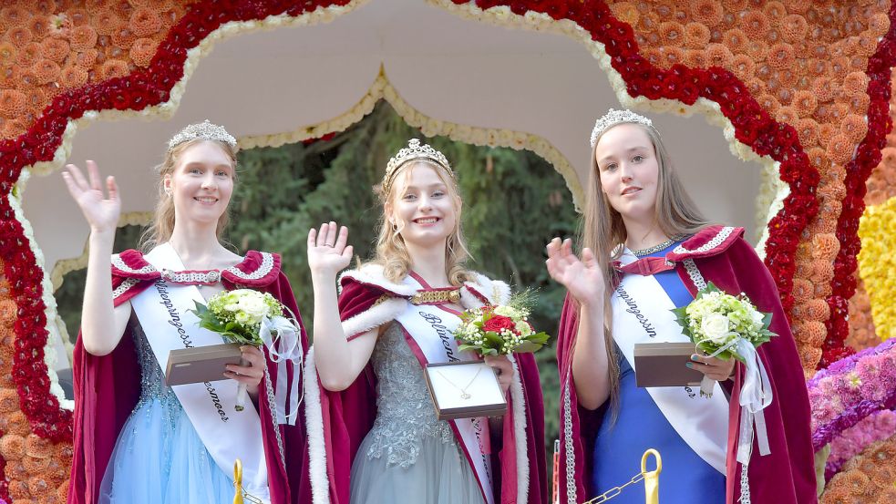 Wiesmoor hat eine neue Blütenkönigin: Anna-Lea Oltmanns alias Hydrangea I. (Mitte) mit den Prinzessinnen Sarah Emkes (links) und Alena Meyer.