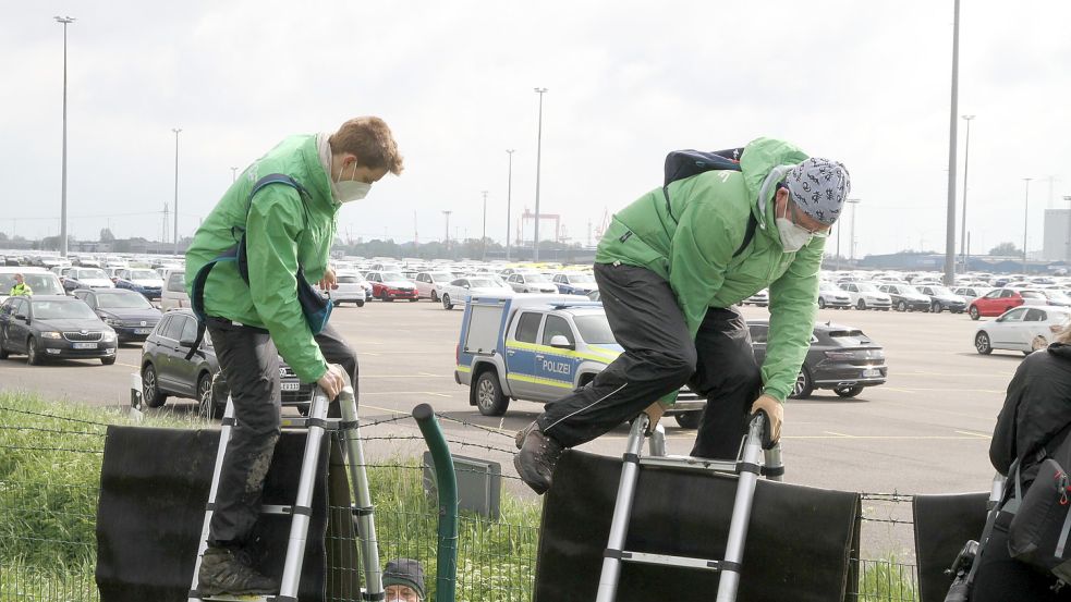 An einem Mittwochmorgen im Mai: Greenpeace-Aktivisten verschaffen sich Zugang zum Verladehafen. Das Ziel: jede Menge Zündschlüssel. Foto: Päschel