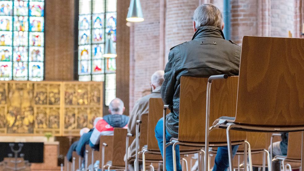 Künftig wird nicht mehr jede Pfarrstelle sofort wieder besetzt werden können. Das dürfte sich auch auf die Gottesdienste auswirken. Foto: Stratenschulte/dpa