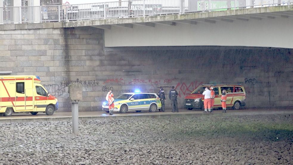 Unter der Wilhelm-Kaisen-Brücke in Bremen ist am Sonntagmorgen ein toter Mann gefunden worden. Foto: Nonstopnews