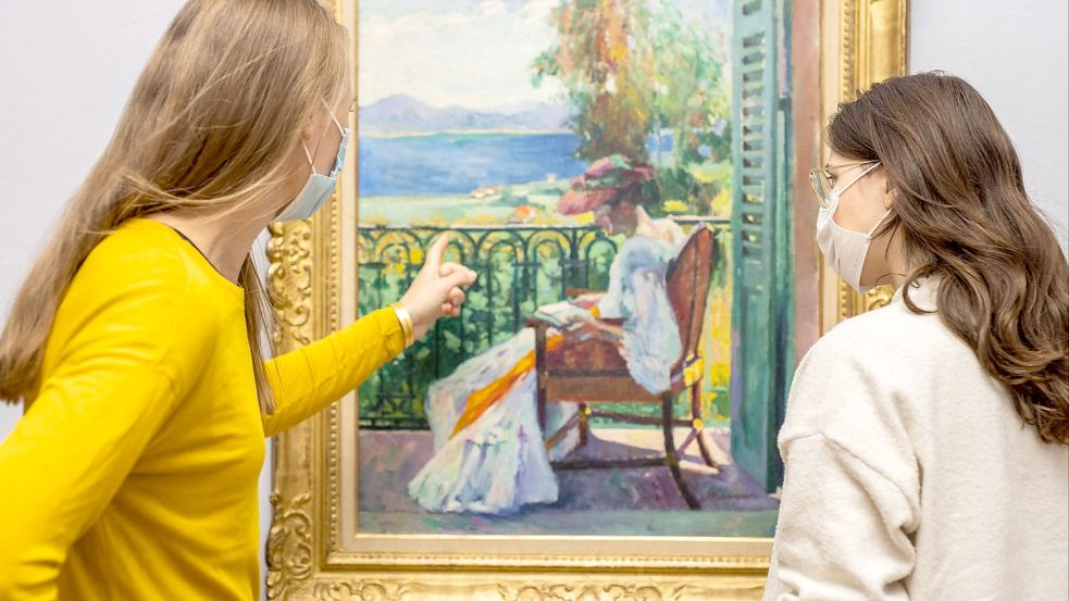 Mit den Farben des Südens: Besucher vor dem Gemälde „Jeanne auf dem Balkon“ von 1905 von Henri Manguin. Foto: Hanna Neander/Picasso-Museum Foto: Hanna Neander/Picasso-Museum