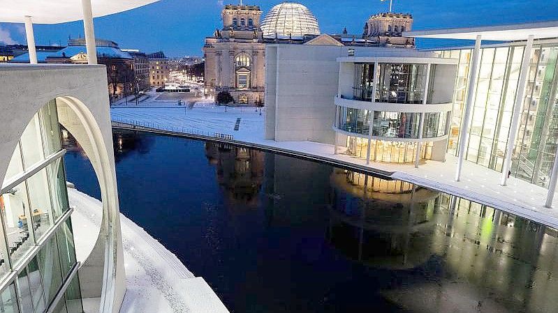 Das winterliche Regierungsviertel in Berlin. Foto: Kay Nietfeld/dpa/Symbolbild