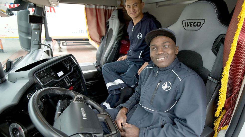 In Osnabrück heimisch geworden und bei Hellmann Logistics einen Arbeitsplatz gefunden: Ali Jan Rizayi (links) und Jamal Najmaldeen. Foto: Philipp Hülsmann