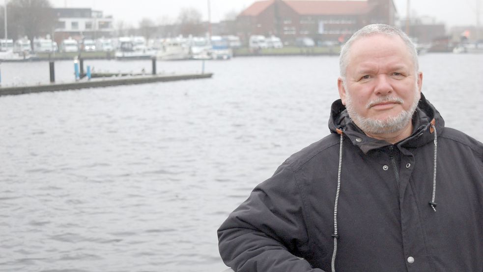 Rainer Gerdes mag das Maritime. Er sieht in den Wasserflächen in Emden auch weitere Perspektiven für den Tourismus in der Stadt. Foto: H. Müller