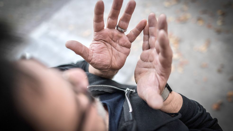 Was habe ich nur gemacht? Eine Frage, wie sie sich der Mann auf dem Symbolbild offenbar stellt, hat den 23-jährigen Wiesmoorer nach der Tat zunächst nicht umgetrieben. Foto: OZ-Archiv/Ortgies