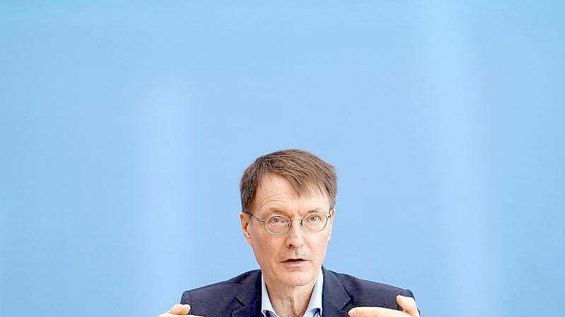 Gesundheitsminister Karl Lauterbach hat Beschlüsse zu kürzeren Quarantänefristen in Aussicht gestellt. Foto: Kay Nietfeld/dpa