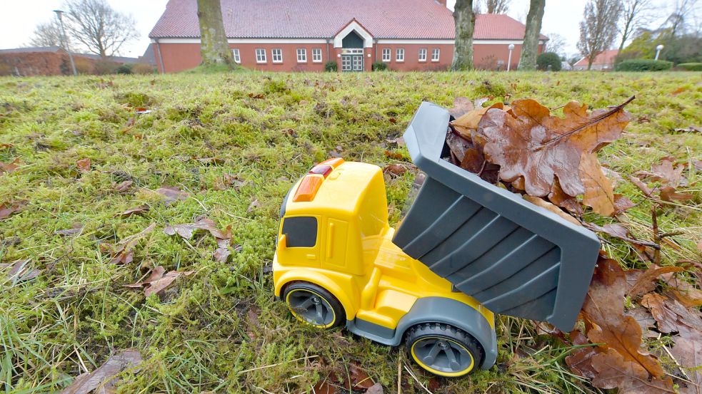 Die Mensa der Grundschule Holtland soll hinter der Mehrzweckhalle gebaut werden. Wann die Baufahrzeuge anrücken, ist allerdings noch fraglich. Foto: Ortgies