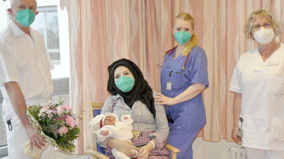 Über das Silvesterbaby Meriam Altalaa freute sich Mutter Dunia Shikh Ibrahim aus Emden und das Krankenhausteam. Foto: Klinikum