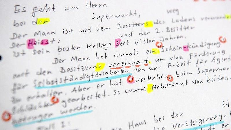 Eine Sprachforensikerin des Bundeskriminalamtes hat mit farbigen Markierungen dieses handschriftliche Schreiben eines Mannes, der sich anonym an die Polizei gewendet hatte, versehen. Foto: Boris Roessler/dpa