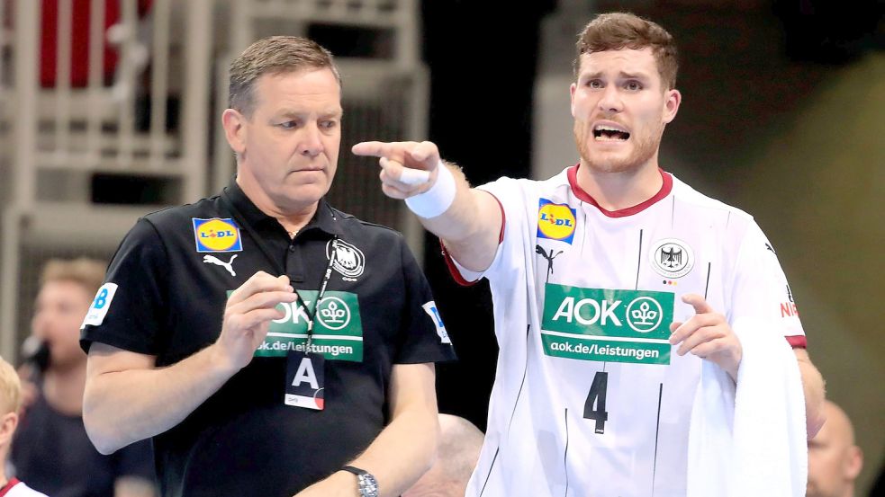 Johannes Golla ist in der neuen Rolle als Kapitän die rechte Hand von Bundestrainer Alfred Gislason (li.). Foto: Imago Images/Laci Perenyi