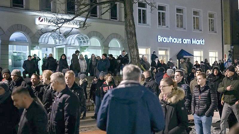 Gegner der Corona-Maßnahmen bei einem von ihnen so bezeichneten „Spaziergang“ im unterfränkischen Schweinfurt. Foto: Daniel Vogl/dpa