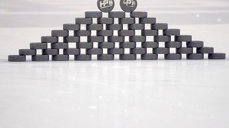 In der Deutschen Eishockey Liga (DEL) ist es coronabedingt zu Spielabsagen gekommen. Foto: Sebastian Gollnow/dpa