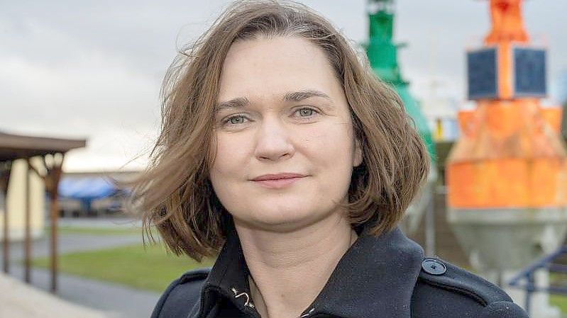Claudia Müller im Hafen von Stralsund. Foto: Stefan Sauer/dpa