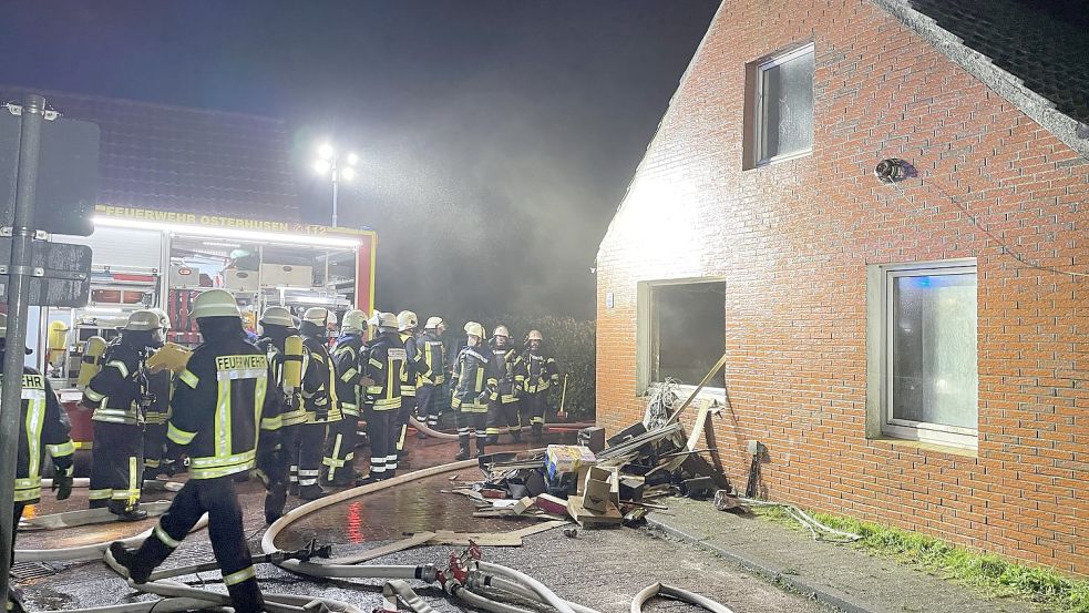 Etwa 100 Einsatzkräfte der Feuerwehren aus der Gemeinde Hinte hatten den Brand schnell unter Kontrolle. Foto: Feuerwehr