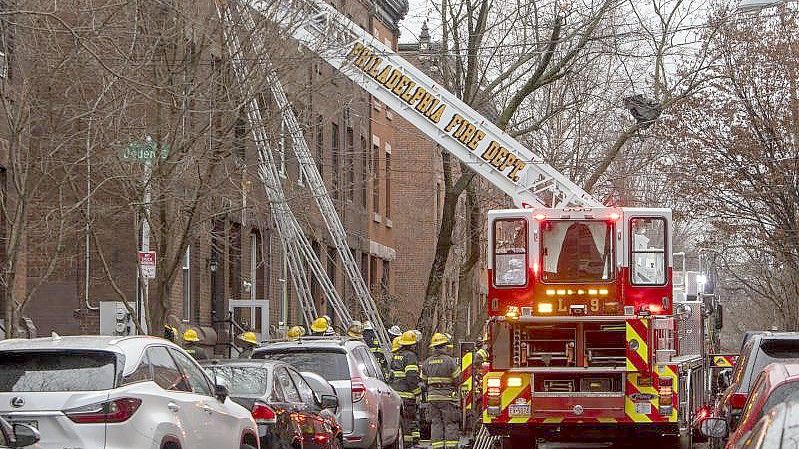 Nach 50 Minuten war der Brand unter Kontrolle, doch für viele Menschen kam jede Hilfe zu spät. Foto: Matt Rourke/AP/dpa