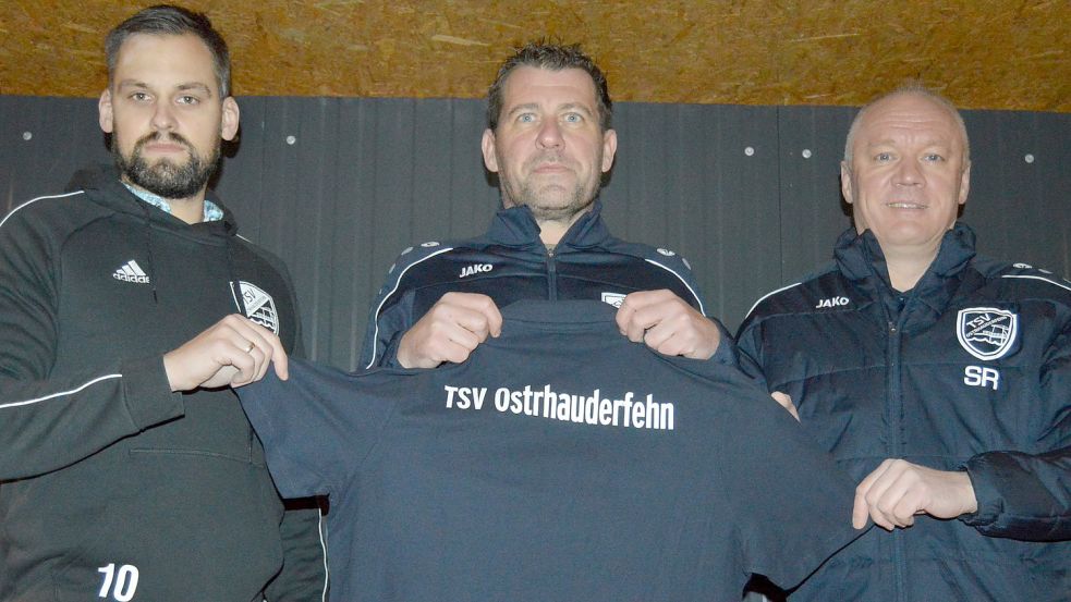 Sportvorstand Stephan Reents (rechts) freut sich auf die Zusammenarbeit mit Trainer Stephan Borchardt (Mitte) und Co-Trainer Ralf Hillmer. Foto: Weers
