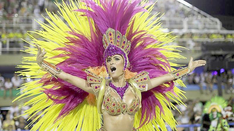 Der Straßenkarneval in Rio findet auch in diesem Jahr nicht statt. Die Pläne für die Umzüge im Sambodrom werden vorerst weiter aufrechterhalten. Foto: Leo Correa/AP/dpa