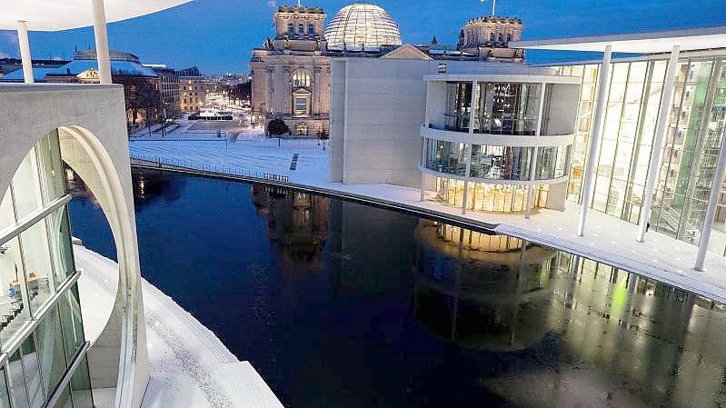 Blick auf das Berliner Regierungsviertel mit dem Reichstagsgebäude im Hintergrund und dem Paul-Löbe-Haus rechts im Bild. Foto: Kay Nietfeld/dpa