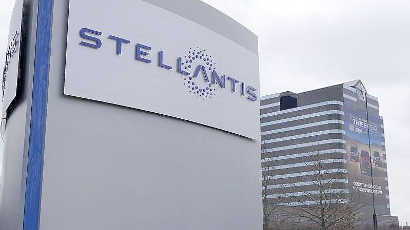 Zu Stellantis gehören Marken wie Chrysler, Opel und Fiat. Foto: Carlos Osorio/AP/dpa