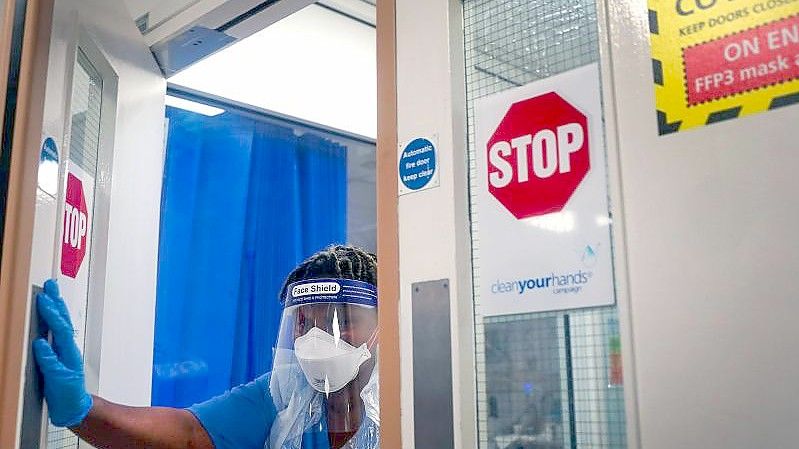 Ein medizinischer Mitarbeiter auf der Station für Corona-Patienten im King's College Hospital in London. Foto: Victoria Jones/PA/dpa