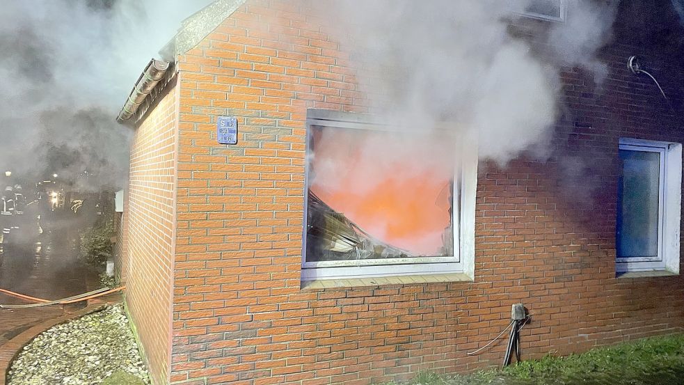 Das Wohnzimmer der Doppelhaushälfte brannte komplett aus. Auch der Flur wurde stark von den Flammen beschädigt. Foto: Feuerwehr