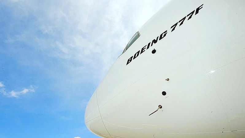 Die Frontpartie einer Boeing 777F. Foto: Boris Roessler/dpa