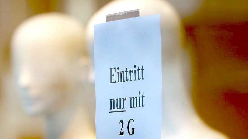 „Eintritt nur mit 2G“: Das Geschäft zwischen Weihnachten und Neujahr lief für viele Händler in Deutschland eigenen Angaben zufolge nicht gut. Foto: Oliver Berg/dpa