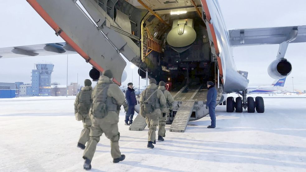 Russische Luftlandetruppen besteigen ein Flugzeug, um sich den Truppen der Organisation des Vertrags über kollektive Sicherheit in Kasachstan anzuschließen. Der kasachische Präsident hatte um Beistand gebeten. Foto: Russian Defence Ministry/TASS/DPA