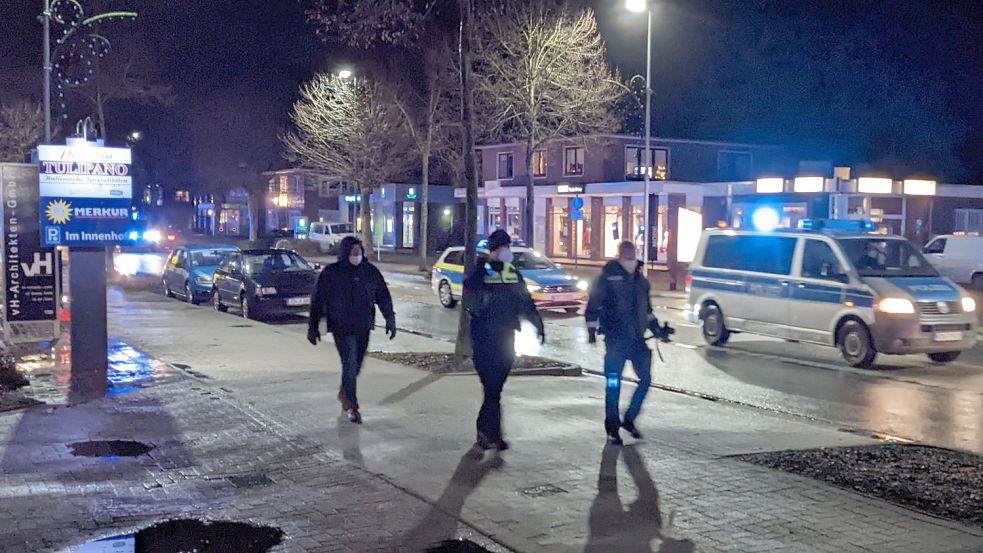 Die Polizei begleitete die Demonstration. Mehrfach musste sie die Teilnehmenden zum Tragen einer Mund-Nasen-Bedeckung erinnern. Foto: Homes